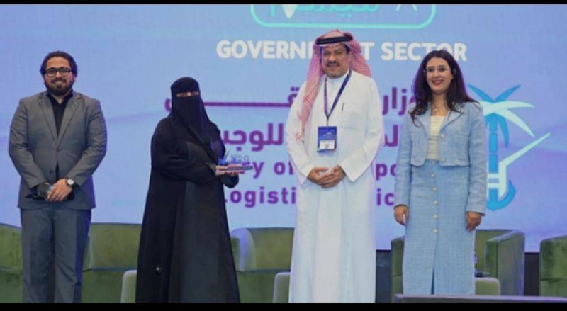 جانب من تسليم الجائزة (مكة)