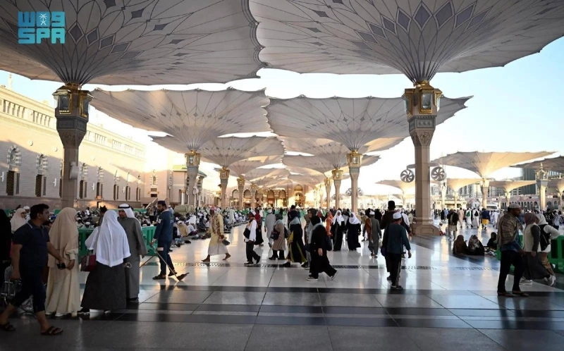 زوار ومصلون بالمسجد النبوي (مكة)