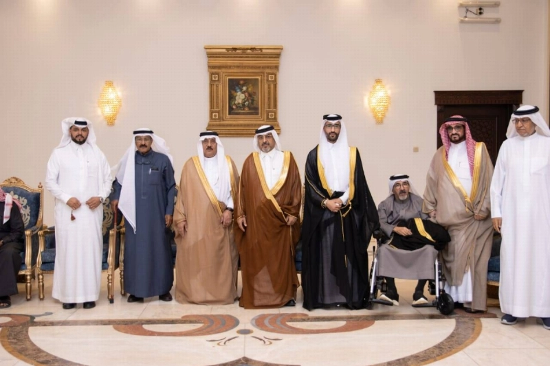 العريس مع والده يتوسط الأهل والأقارب