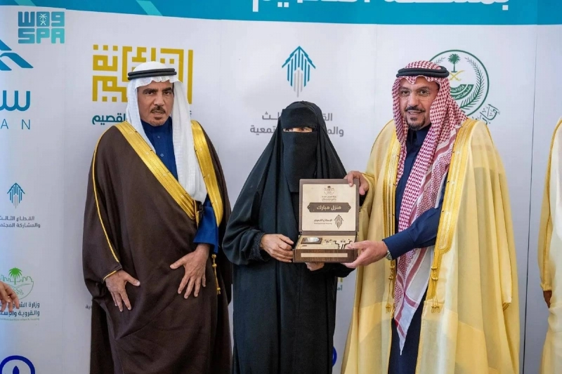 فيصل بن مشعل يسلم إحدى المستفيدات وحدتها السكنية (مكة)