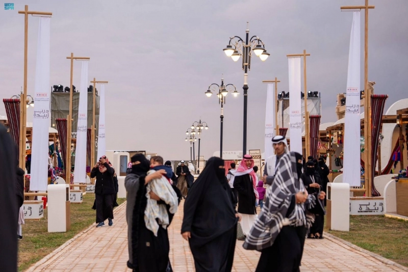 زئرات خلال مشاركتهن بالمهرجان