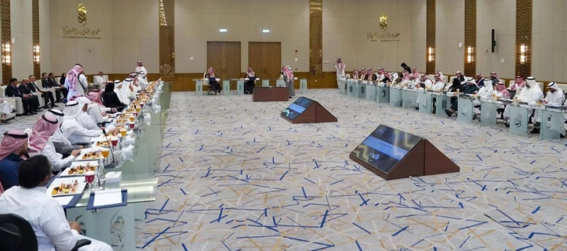 جانب من حضور اللقاء في غرفة المدينة المنورة (مكة)