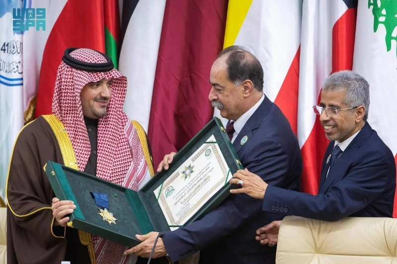 عبدالعزيز بن سعود خلال تسلمه الوسام (واس)