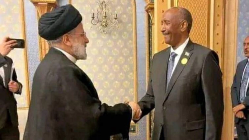 لقاء سابق بين البرهان وإبراهيم رئيسي (مكة)