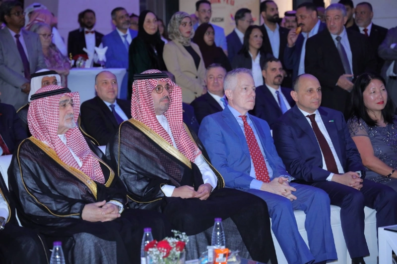 محافظ جدة يشارك في الاحتفالية (مكة)