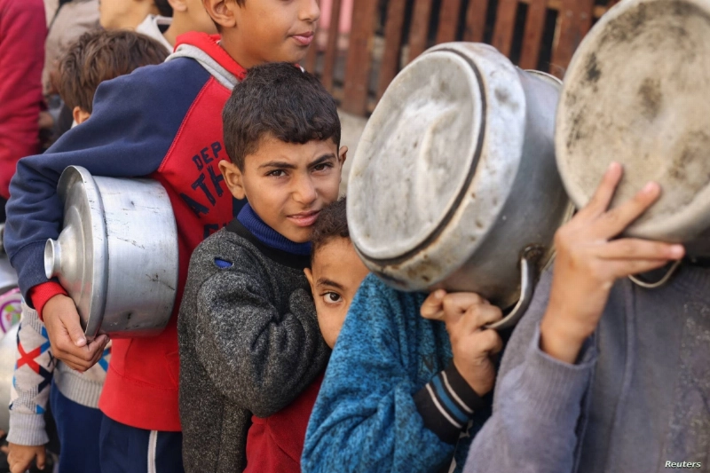 أطفال في غزة ينتظرون الطعام (مكة)
