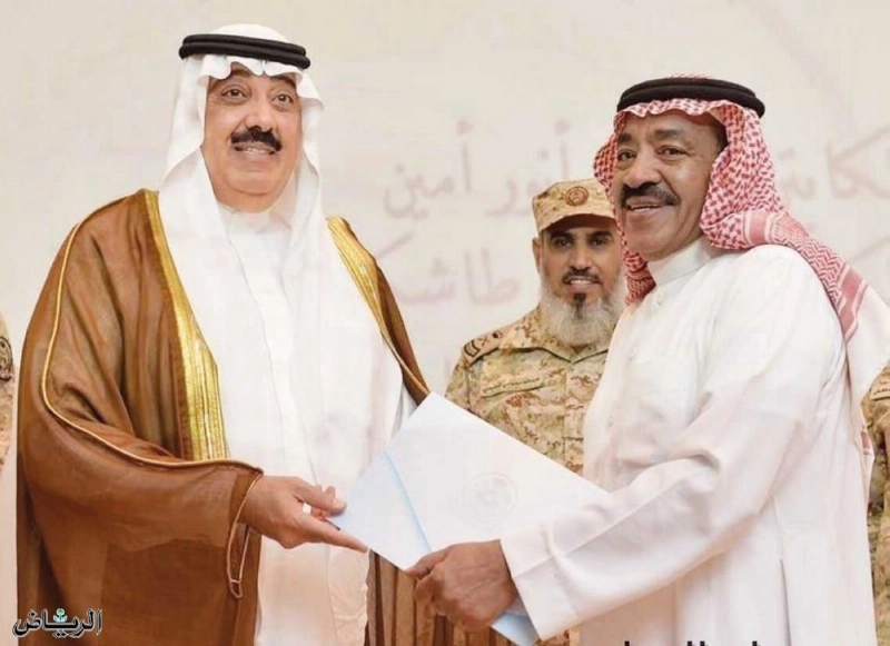 الأمير متعب بن عبد الله بن عبد العزيز يكرم الراحل الصاروخ في إحدى المناسبات الرياضية