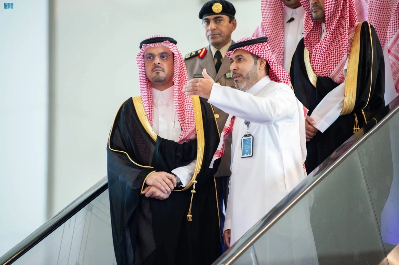 سعود بن مشعل متفقدا محطة القطار (مكة)
