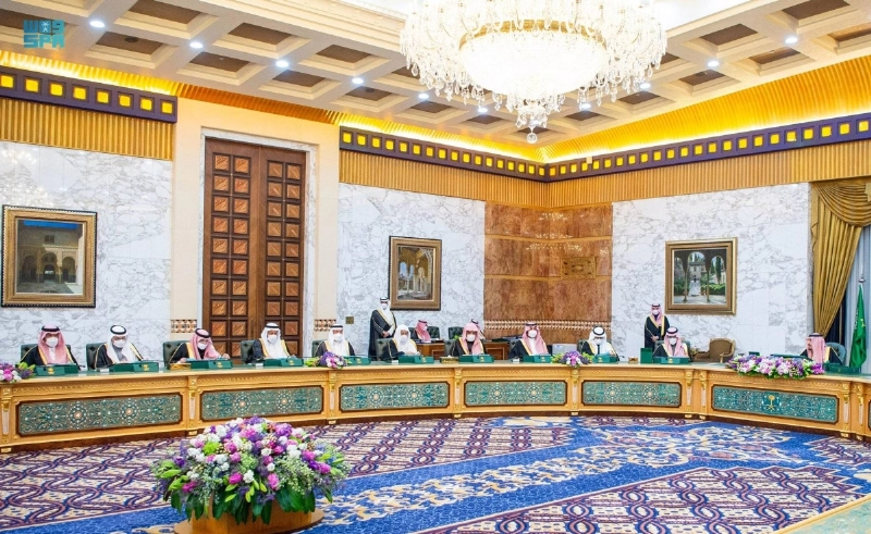 خادم الحرمين لدى ترؤسه جلسة مجلس الوزراء في الرياض أمس (مكة)