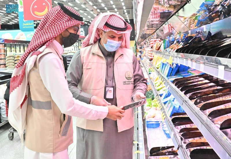موظفان خلال الجولات الرقابية (مكة)