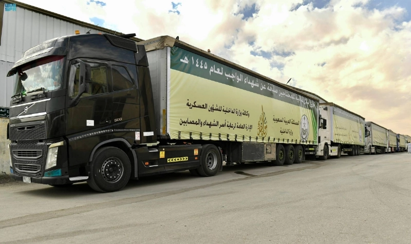 شاحنات محملة بالسلال الغذائية (مكة)