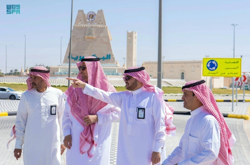 محمد العريفي متفقدا الطريق (مكة)