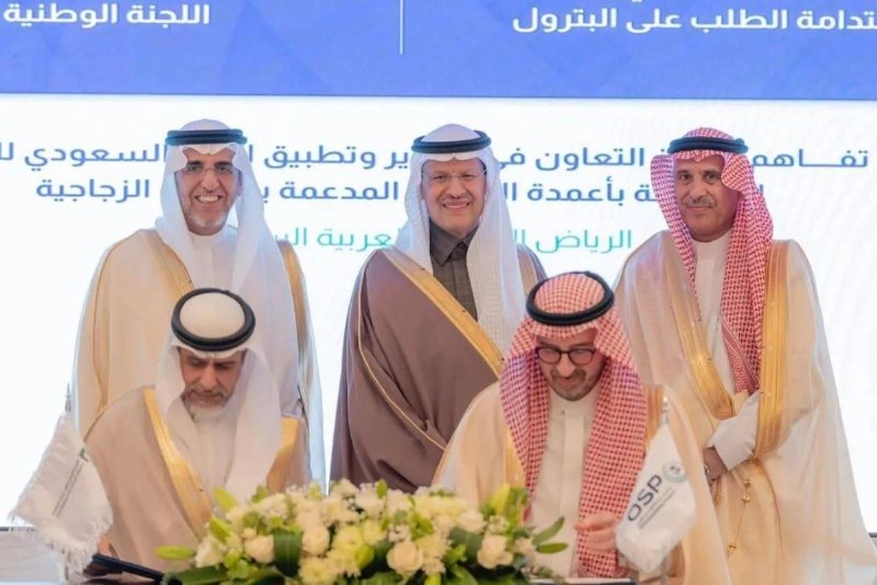 وزير الطاقة خلال رعايته توقيع الاتفاقية