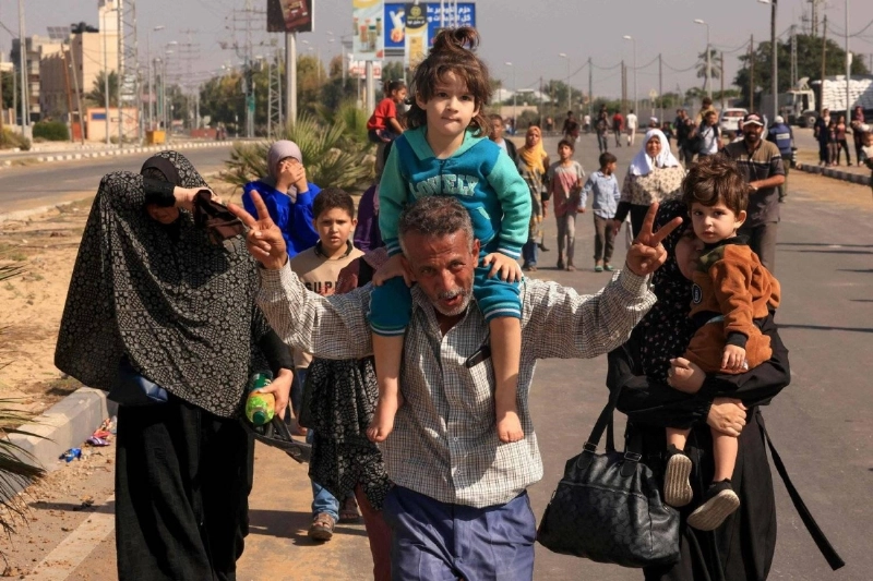 فلسطينيون فارون من جحيم القصف (مكة)