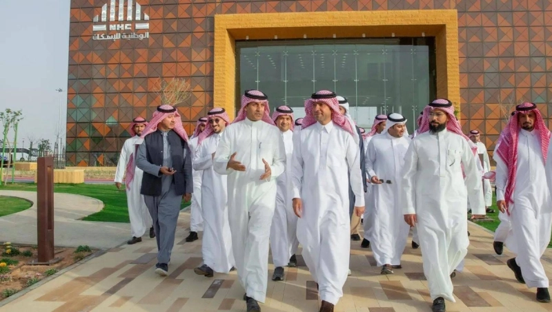 الوزير خلال الجولة