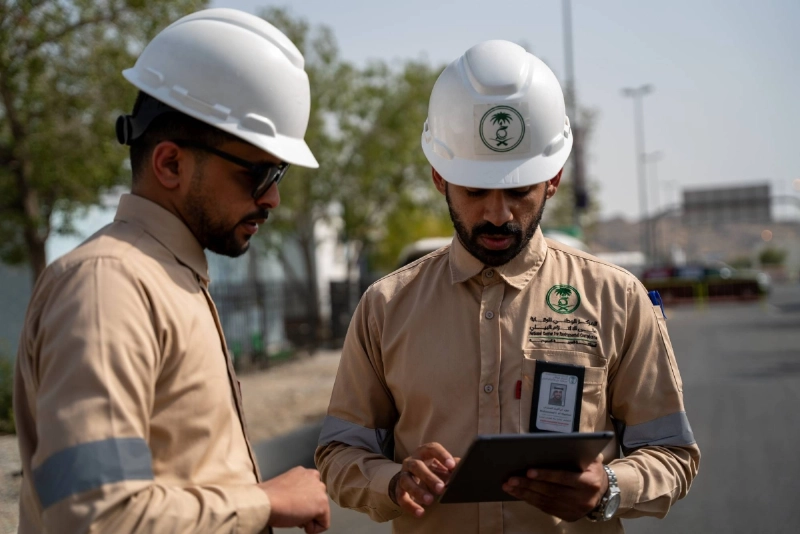 فريق الالتزام البيئي خلال جولة متابعة