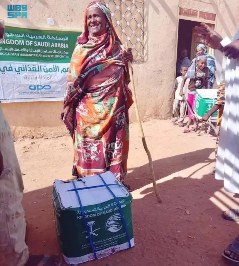 سودانيون حصلوا على السلال السعودية (واس)