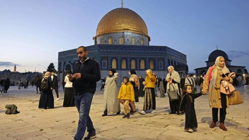 أسرة فلسطينية متجهة للصلاة في الأقصى (مكة)
