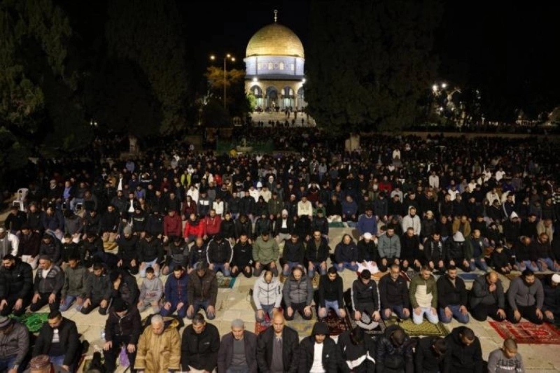 فلسطينيون يؤدون صلاة التراويح