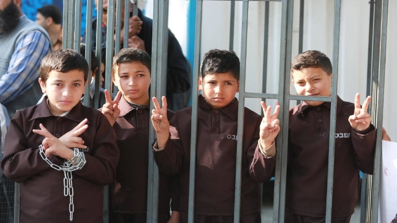 أطفال فلسطينيين خلف أسوار السجون