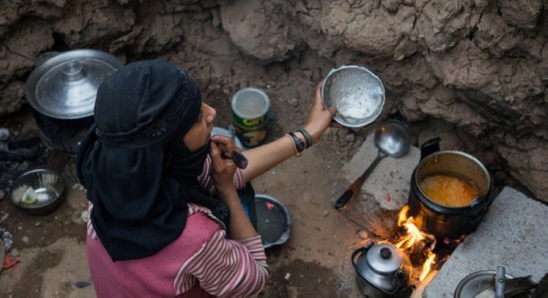 يمنية توفر الطعام لأسرتها بامكانات بسيطة (مكة)