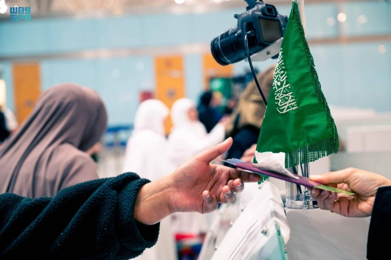 إنهاء إجراءات المعتمرين بالكاونترات المتنقلة
