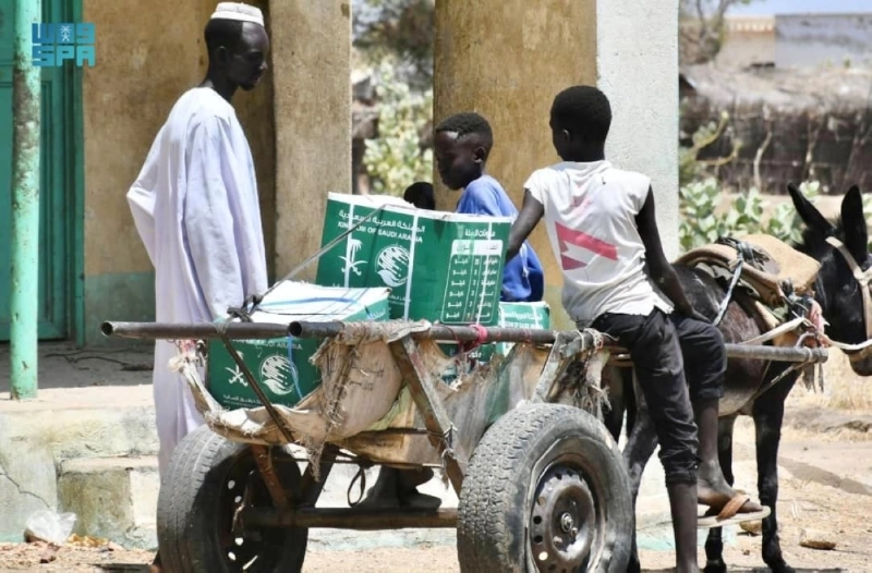 سودانيون يحملون السلال على طريقتهم