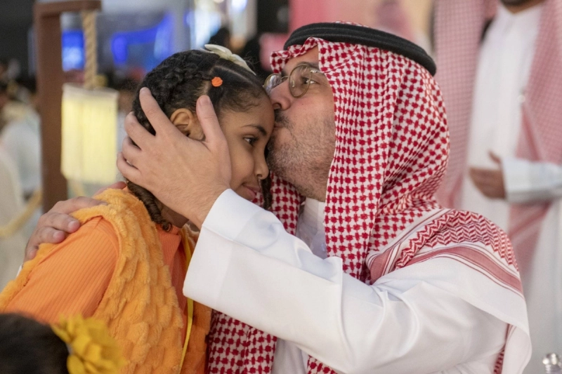 سعود بن عبدالله في لقطة أبوية مع الأيتام (مكة)