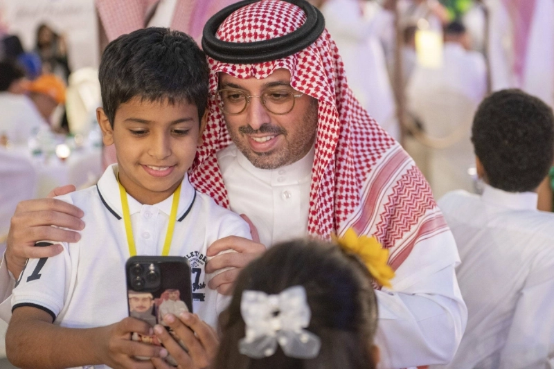 سعود بن عبدالله في لقطة أبوية مع الأيتام (مكة)
