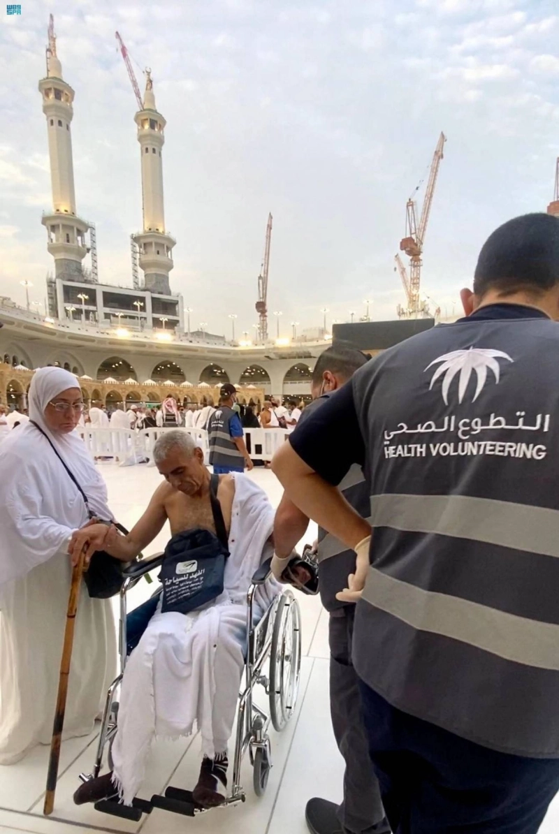 متطوعو الصحة يساعدون كبار السن (مكة)
