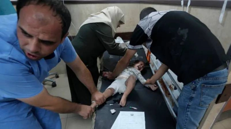 طفل يصرخ من الألم خلال عملية بتر بلا مخدر