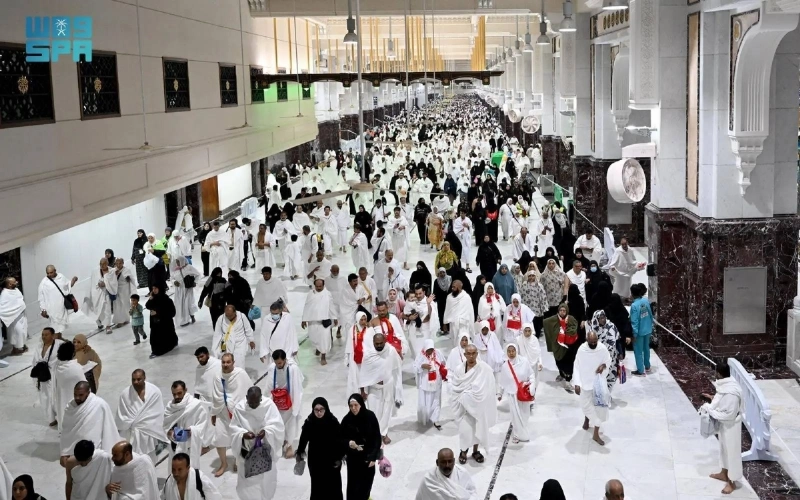 معتمرون يؤدون شعيرة السعي (مكة)