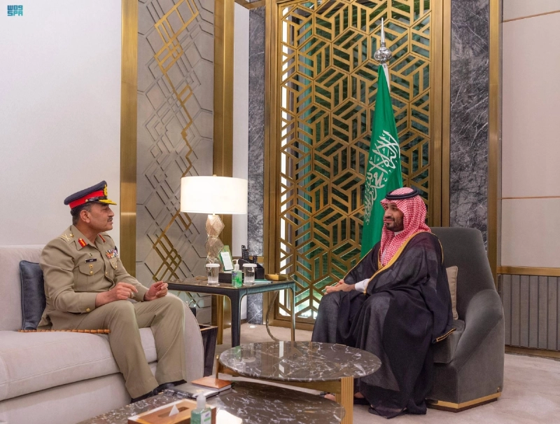 الأمير محمد بن سلمان خلال استقباله عاصم منير (واس)
