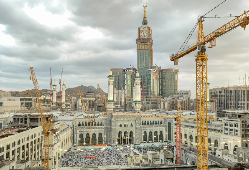 يستعد الصائمون من المعتمرين والمصلين والزوار لتناول الإفطار في ساحات المسجد الحرام أمام التوسعة الشمالية لينعموا بشرف الزمان والمكان، لليوم الـ13 من رمضان، بينما تلهج ألسنتهم بالدعاء والابتهال إلى
الله عز وجل. (أنس الحارثي)