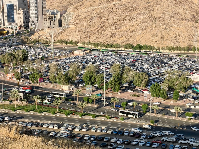 تنتظم آلاف السيارات الصغيرة والكبيرة والمتوسطة في مكان واحد وعلى مدار 24 ساعة تحت رقابة مشددة بمواقف كدي، فضلا عن توفير حافلات مجهزة توصل للمسجد الحرام ذهابا وإيابا، لخدمة ضيوف بيت الله الحرام القادمين من جميع أصقاع الأرض. (أنس الحارثي)