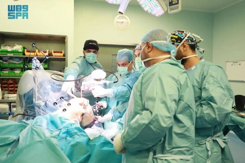 الكادر الطبي أثناء العملية الجراحية (مكة)