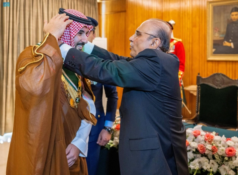 آصف زرداري يقلد خالد بن سلمان نيشان باكستان (واس)
