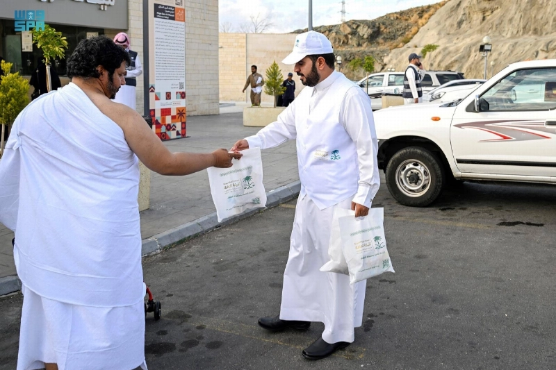 من توزيع الوجبات (مكة)