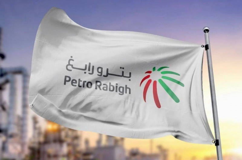 علم بترورابغ على إحدى منشآتها
