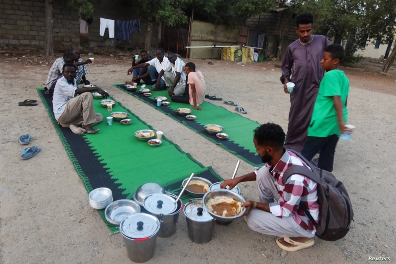 مائدة إفطار سودانية رغم الحرب (مكة)