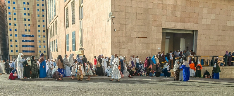 تعمل بعض الجهات على توزيع الصدقات بطريقة عشوائية مما يضطر كبار السن من المحتاجين والضعفاء إلى الانتظار طويلا تحت أشعة الشمس والسير وسط الطرقات، معرضين حياتهم للخطر. (أنس الحارثي)
