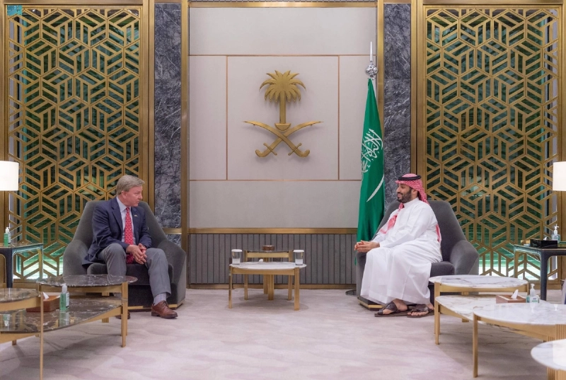 الأمير محمد بن سلمان خلال استقباله مايكل روجرز (واس)