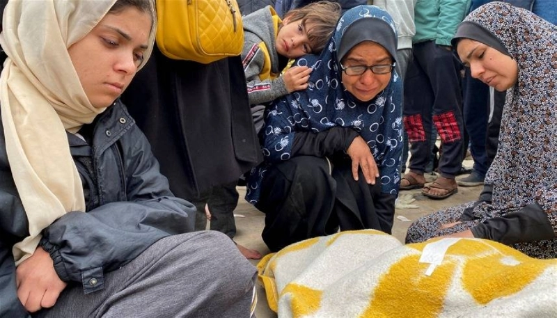 أسرة فلسطينية تودع أحد أفرادها