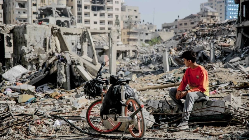 طفل ينظر لركام منزلهم المدمر في غزة (مكة)
