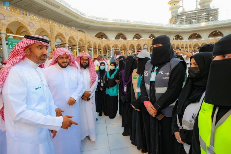 أحمد الراجحي خلال تفقده المتطوعين بالمسجد الحرام (مكة)