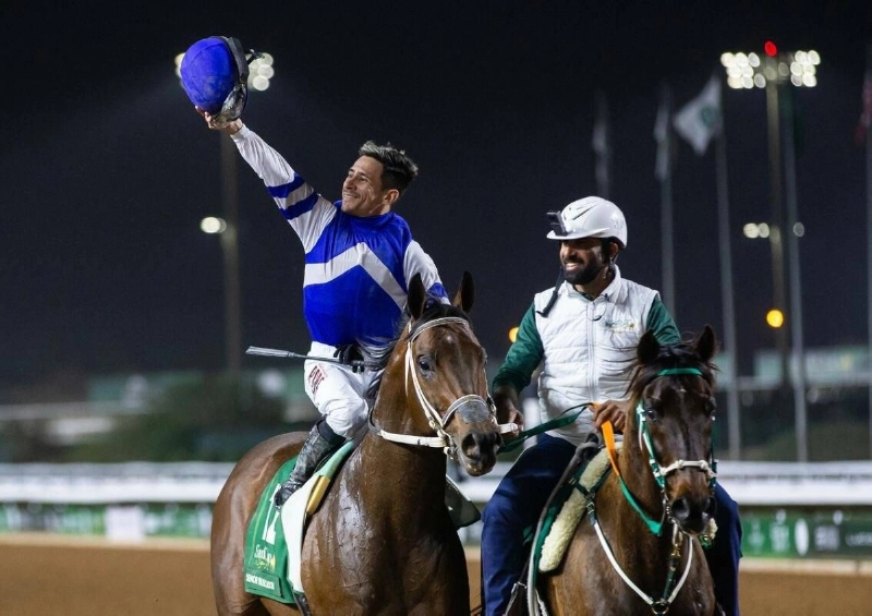 جونيور ألفارادو يحتفل بعد فوزه بسباق كأس السعودية (فئة1) في ميدان الملك عبد العزيز