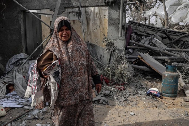 سيدة تفحص رفات منزلها في غزة
