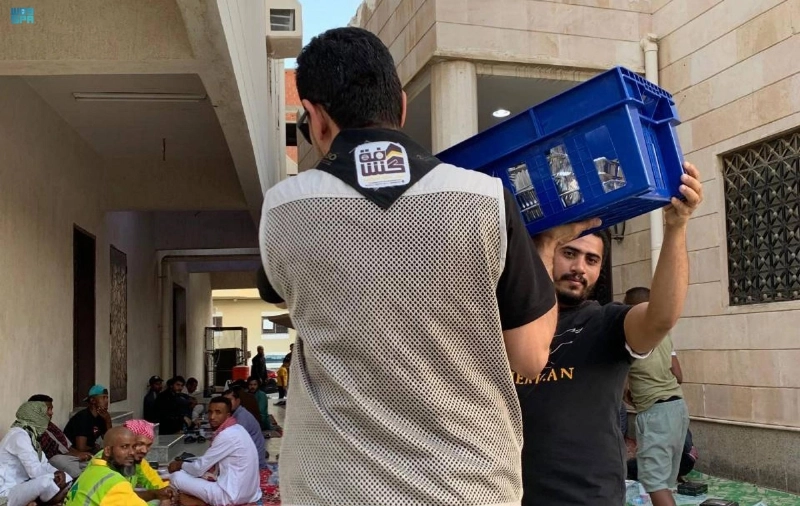 من توزيع الوجبات (مكة)