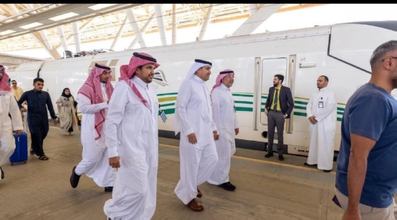 الجاسر خلال تفقده قطار الحرمين (مكة)