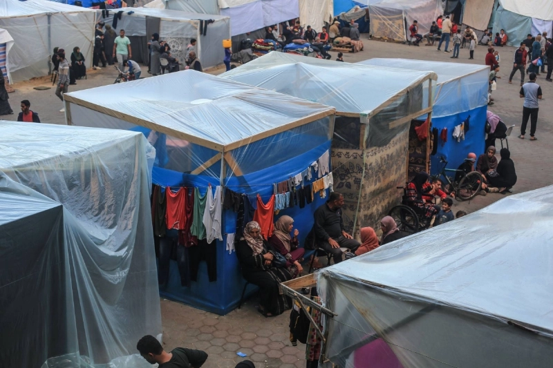 خيام في ملعب بإحدى مدارس غزة (مكة)